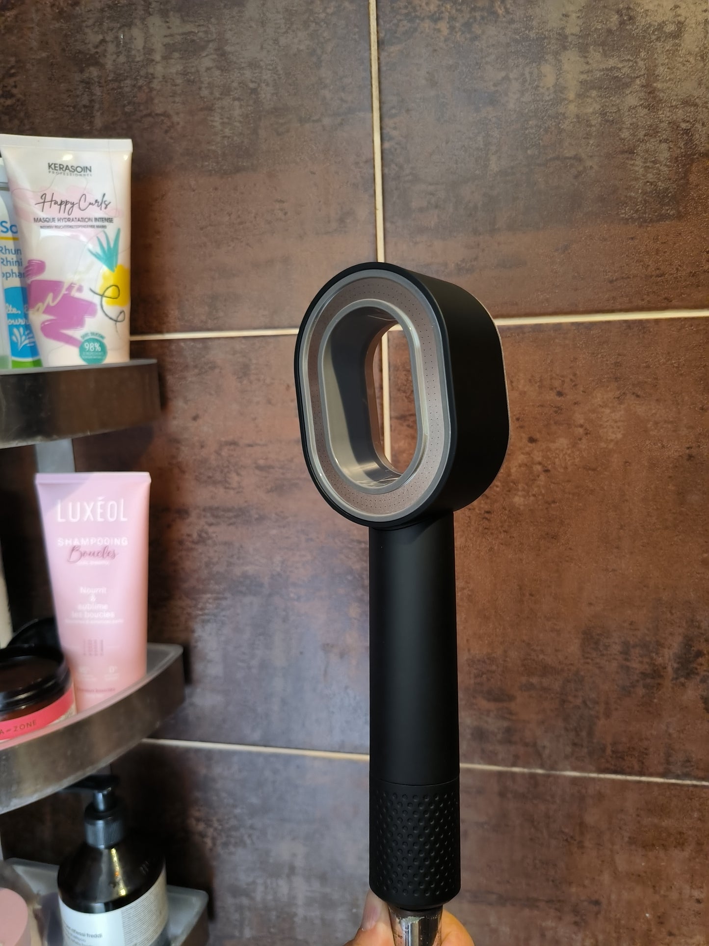 photo du pommeau noir filtrant sous la douche nouvelle couleur