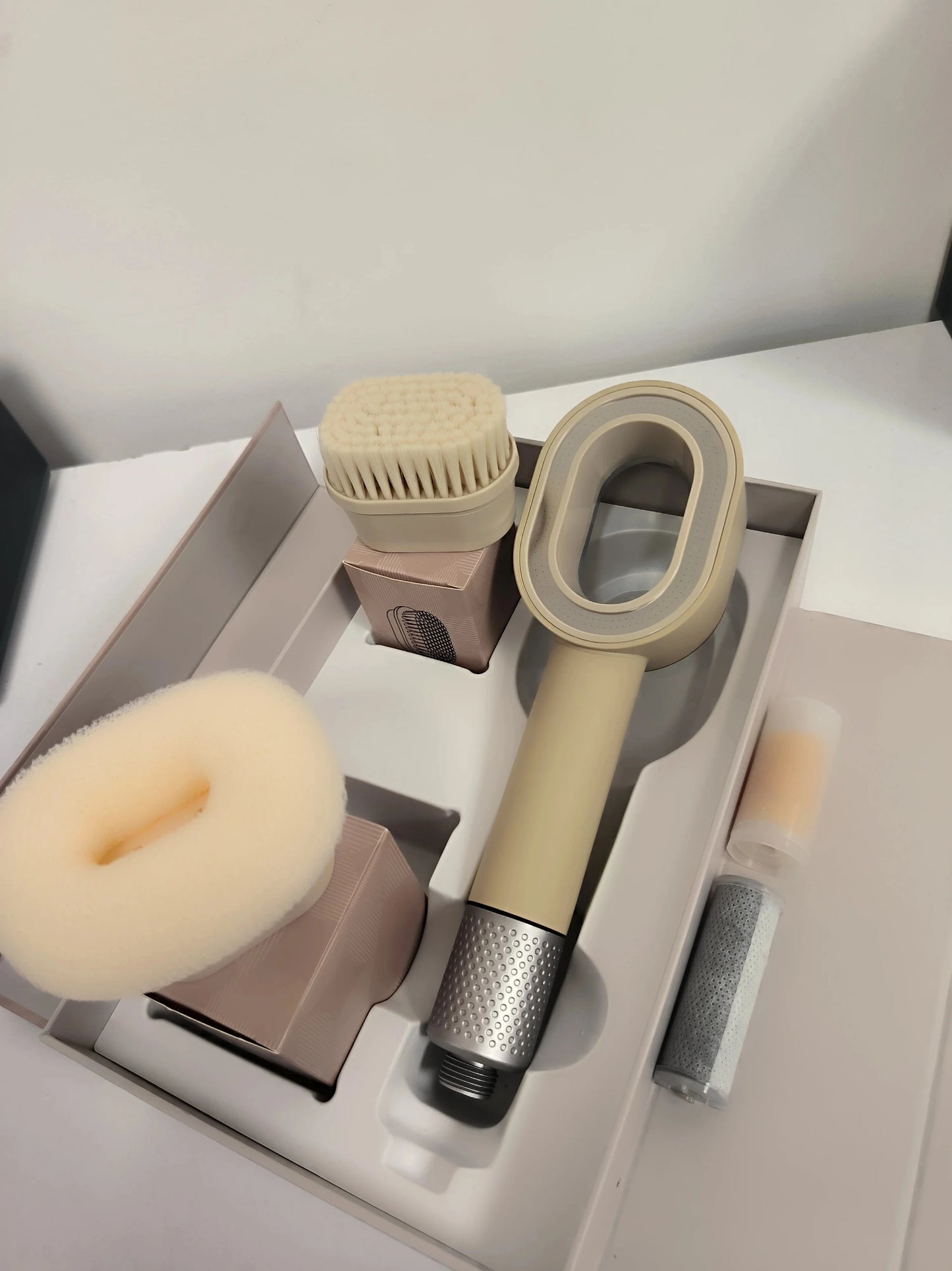 Pommeau de douche design écologique avec filtre anti-chlore - Économisez l’eau et protégez votre peau Protection contre les effets néfastes du chlore pour les peaux sensibles.
Idéal pour les enfants et les personnes ayant des problèmes de peau.
Contribue à préserver l'environnement en réduisant la consommation d'eau.