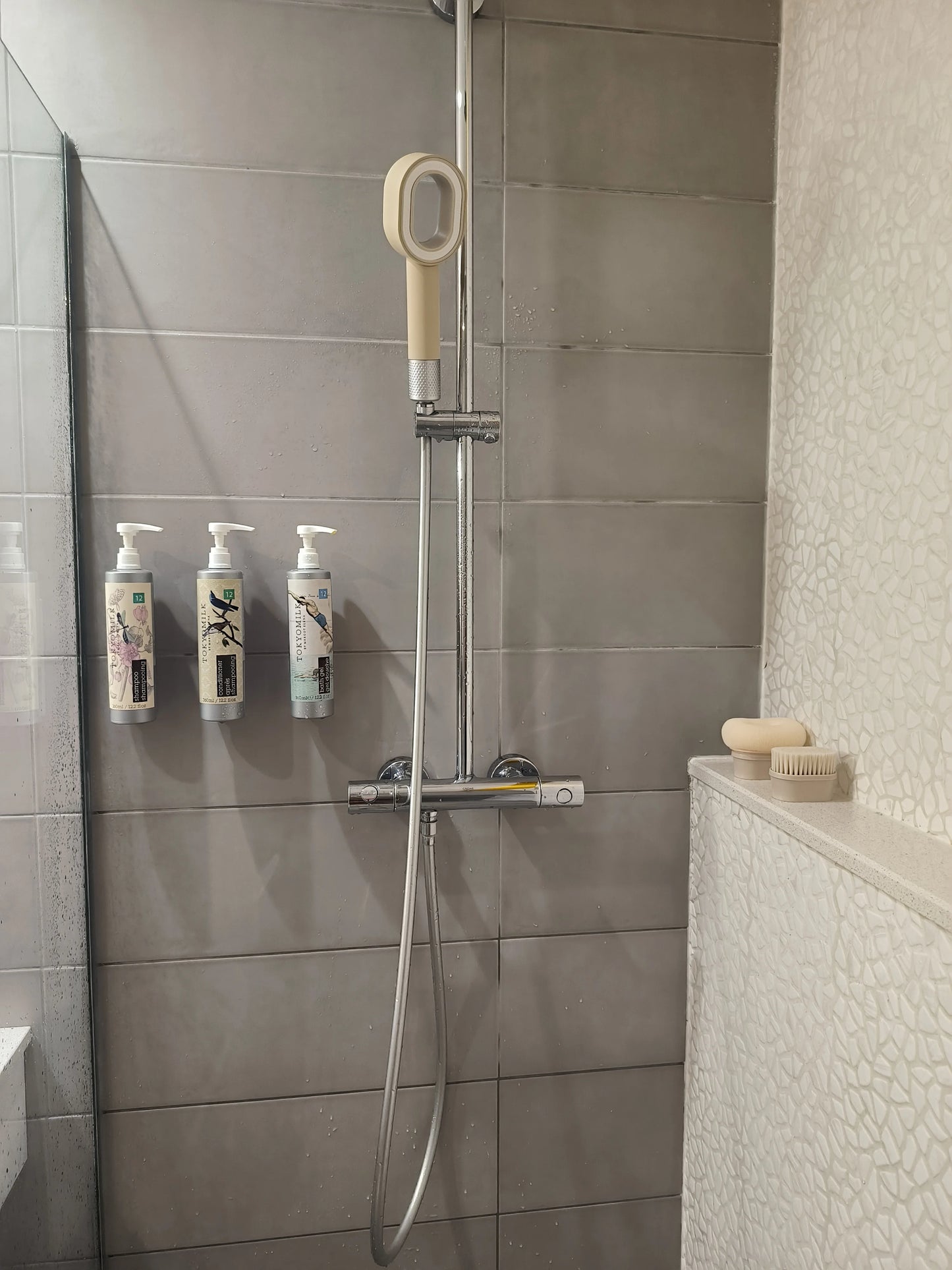 image du pommeau directement fixé dans la douche Dites adieu au chlore et aux impuretés de l'eau avec le pommeau de douche Pure Shower !
Conçu pour offrir une expérience de douche saine et agréable, le pommeau Pure Shower est équipé d'un filtre haute performance qui élimine efficacement le chlore et autres contaminants présents dans l'eau. Filtre de douche pour économie d’eau idéal pour problème de peau filtre l’eau de douche et du bain grâce au pommeau anti chlore et calcaire avec filtre douche, plusieurs
