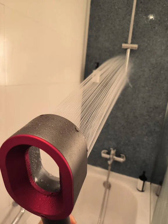 photo du pommeau de douche style dtson en action , design pommeau filtrant avec economiseur d'eau