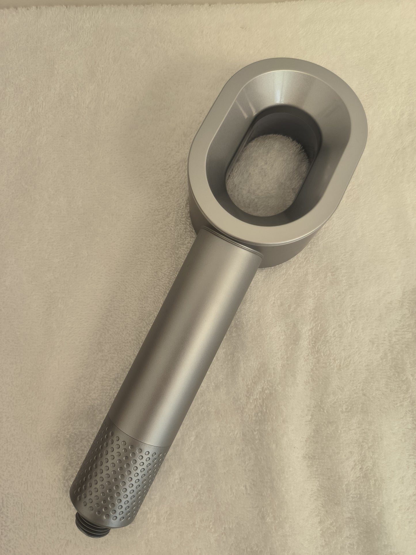pommeau douche design gris avec filtre intégré anti chlore et calcaire