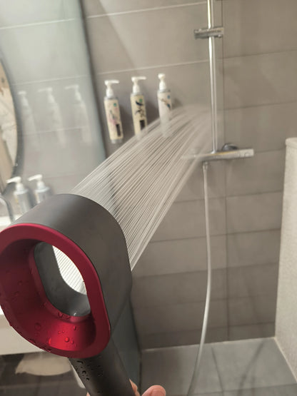 Protection contre les effets néfastes du chlore pour les peaux sensibles.
Idéal pour les enfants et les personnes ayant des problèmes de peau.
Contribue à préserver l'environnement en réduisant la consommation d'eau.